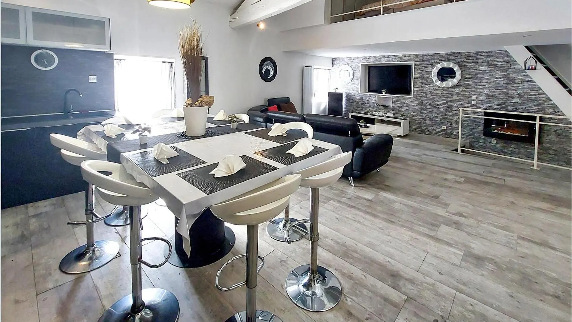 4 Bedroom Awesome Home In Villars 0*, Villars (Loire) Francja